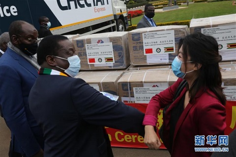Chinesische Unternehmen, die Spenden Epidemie Prävention Materialien in Simbabwe